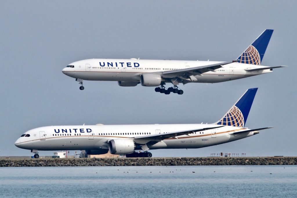 United Airlines Boeing 787-9 Dreamliner Holding as Boeing 777-222 Arrives