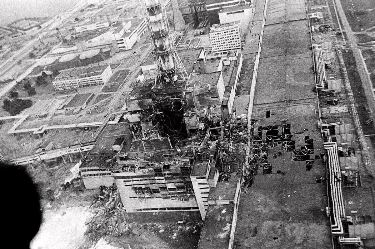 Chernobyl reactor number 4 as seen from a helicopter in May 1986