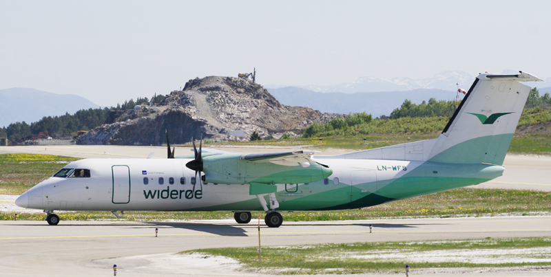 Widerøe aircraft on runway with mountains in the background
