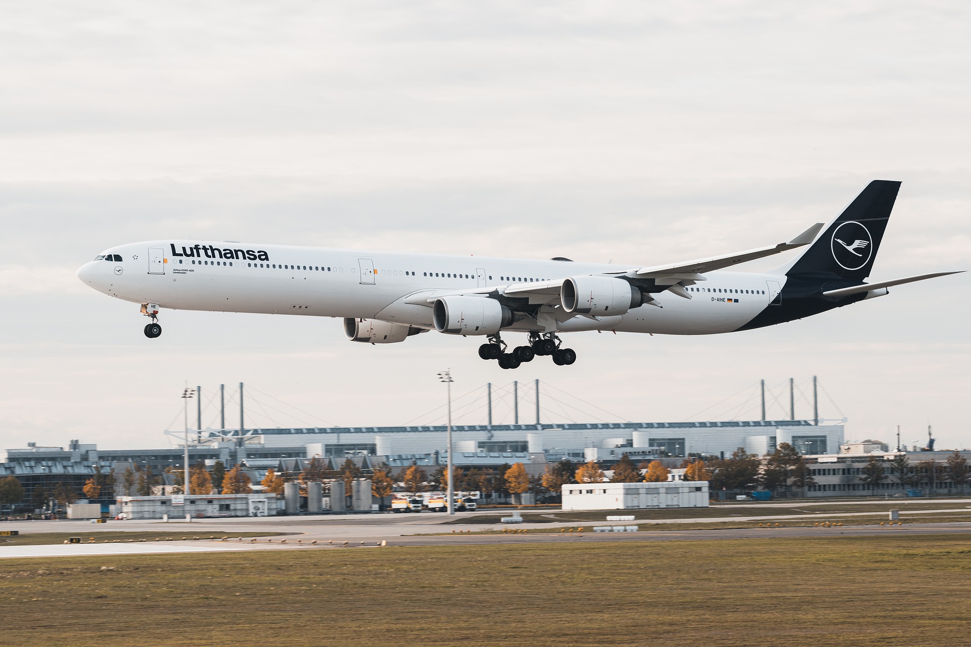 A Lufthansa A340 moments before landing