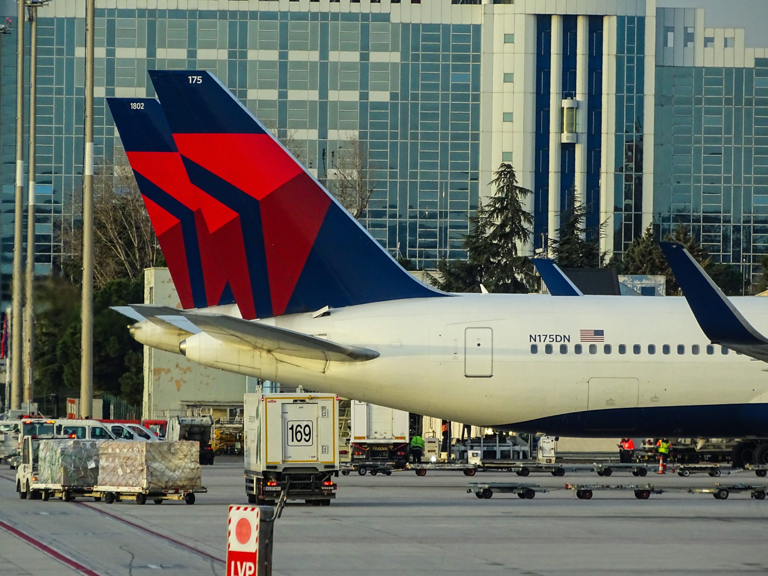 Delta Airlines line-up. Photo by Miguel Ángel Sanz