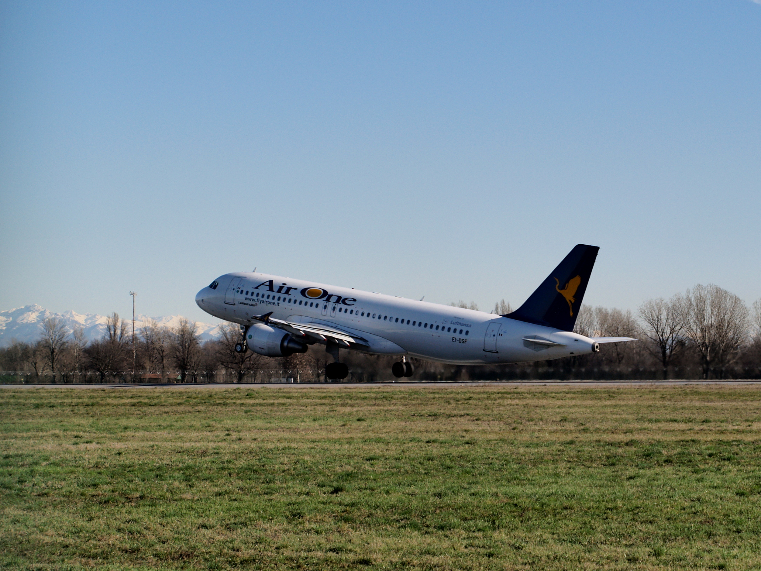 Air One A320 taking off from Linate
