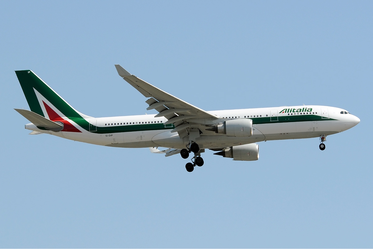 Alitalia A330 moments before landing. Photo by Kenneth Iwelumo