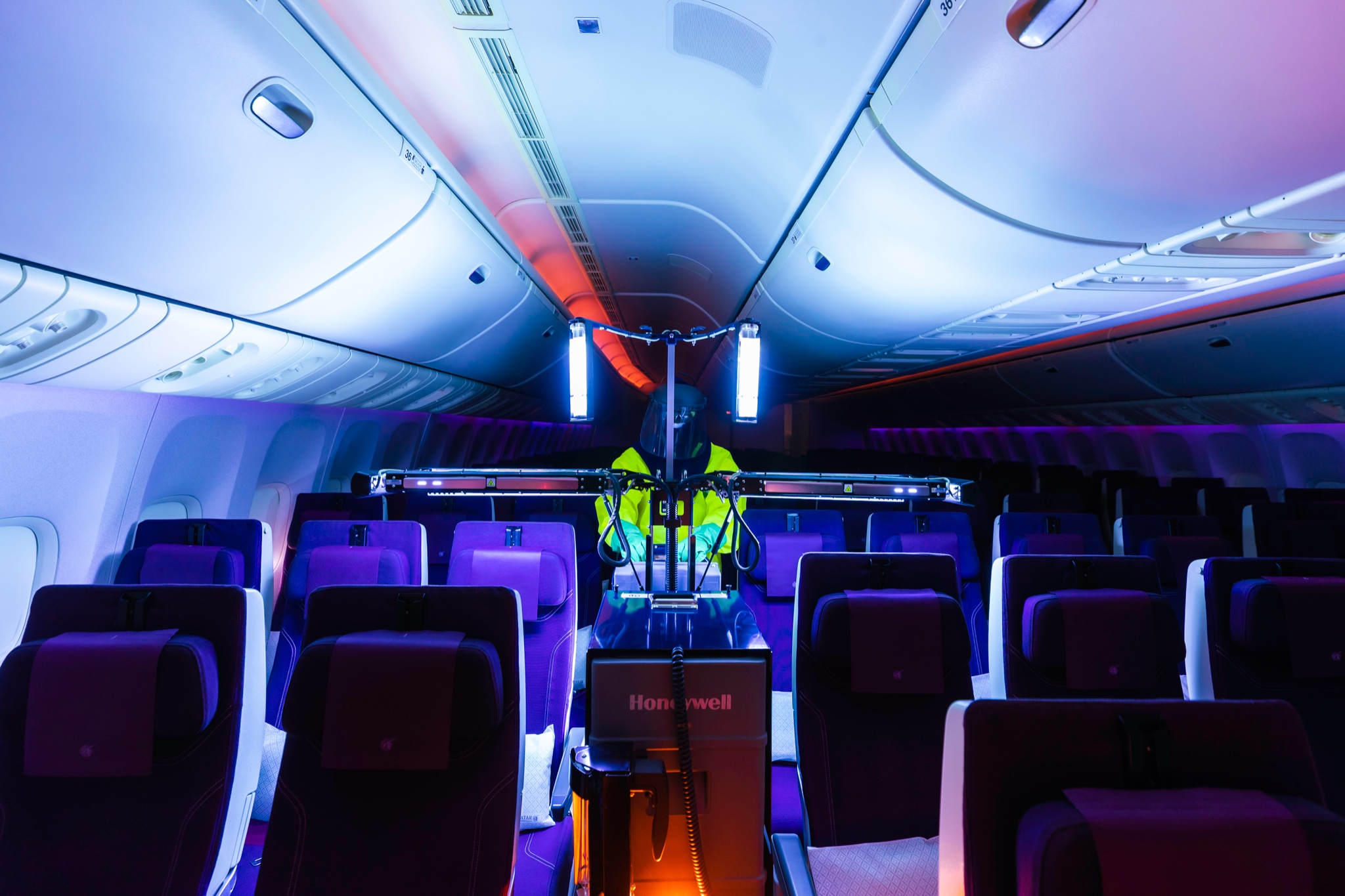 Qatar Aiways using a UV machine © Qatar Airways