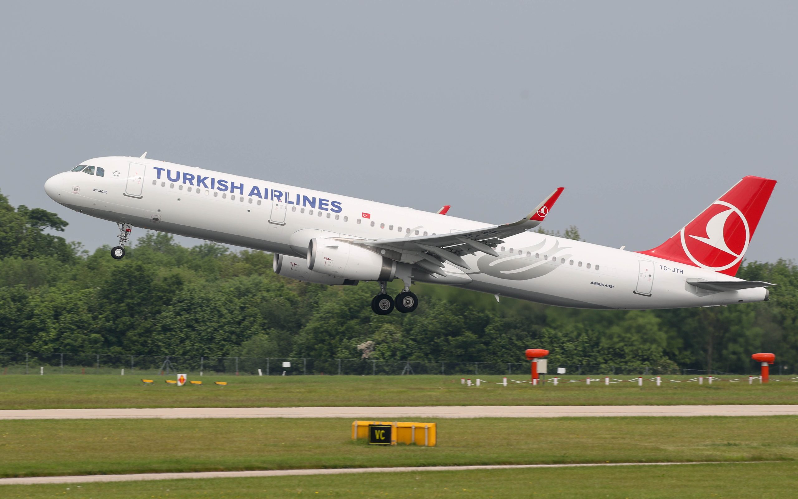 Turkish Airlines A321 taking Off. Photo by Russell Lee