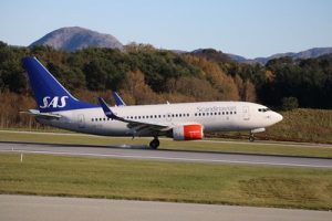Image of SAS airliner landing on the runway