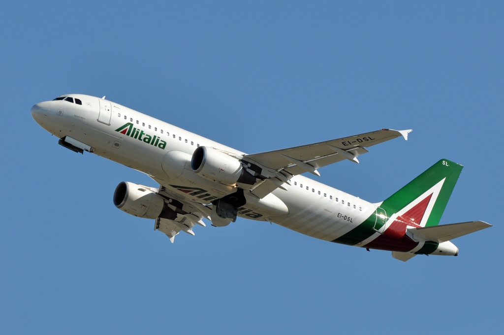 Alitalia A320 taking off. Photo by Eric Salard. 