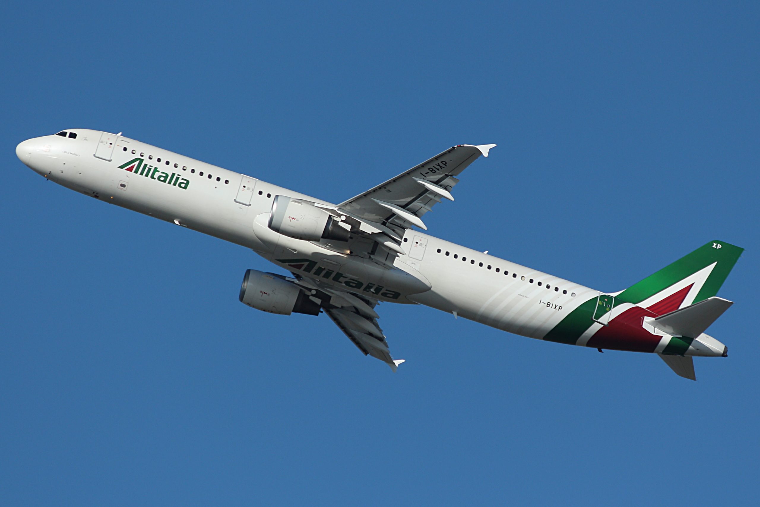 Alitalia A321 taking off. Photo by Alessandro Ambrosetti