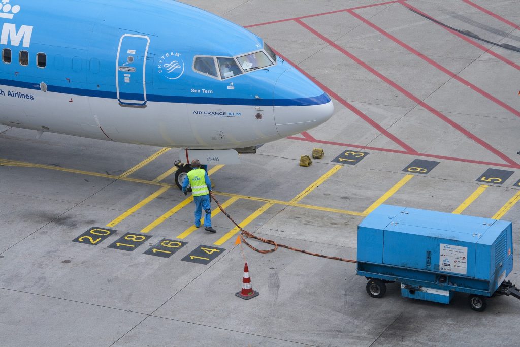 A KLM B737 at stand.