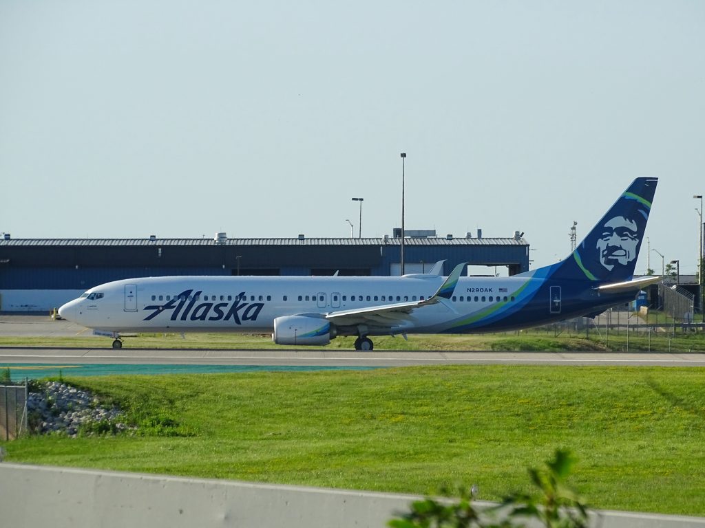 An Alaska Air Lines taxiing. Photo by Miguel Ángel Sanz