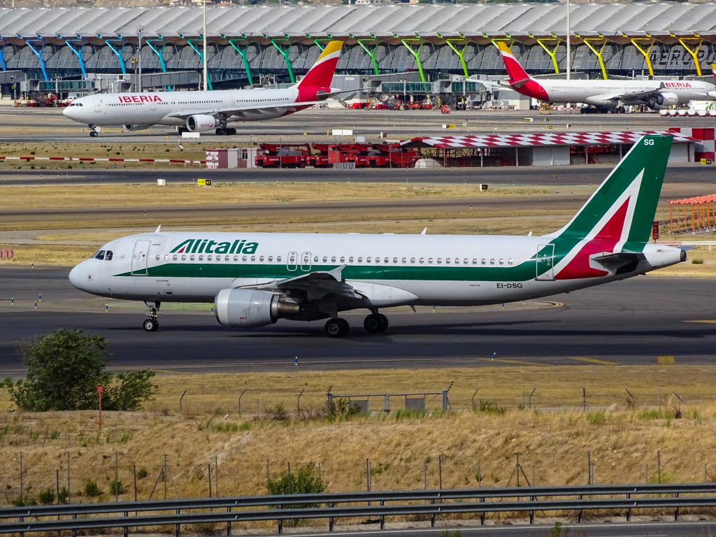 Alitalia A320 taxiing in Madrid. Photo by Miguel Ángel Sanz