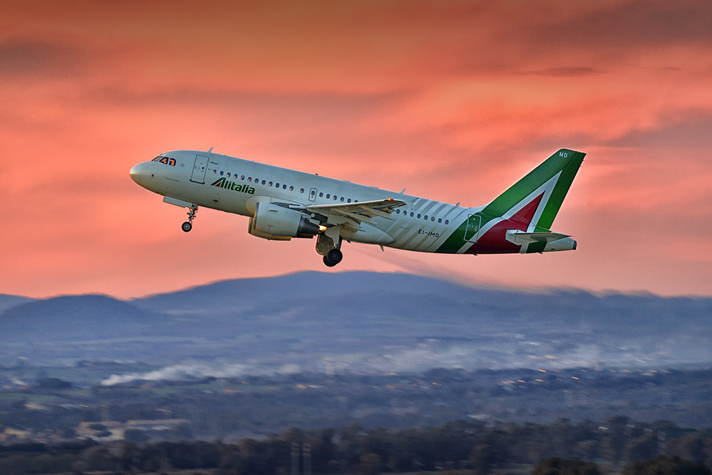 Alitalia A319 taking off at sunset. Photo by Fabio Sorce.