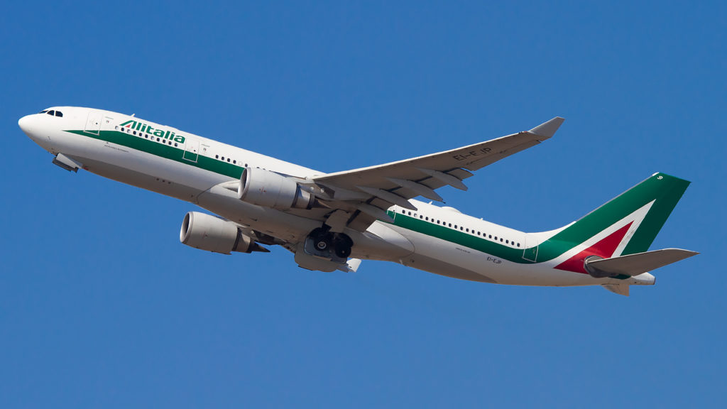 Alitalia A330 taking off. © Andrea Ongaro / Travel Radar