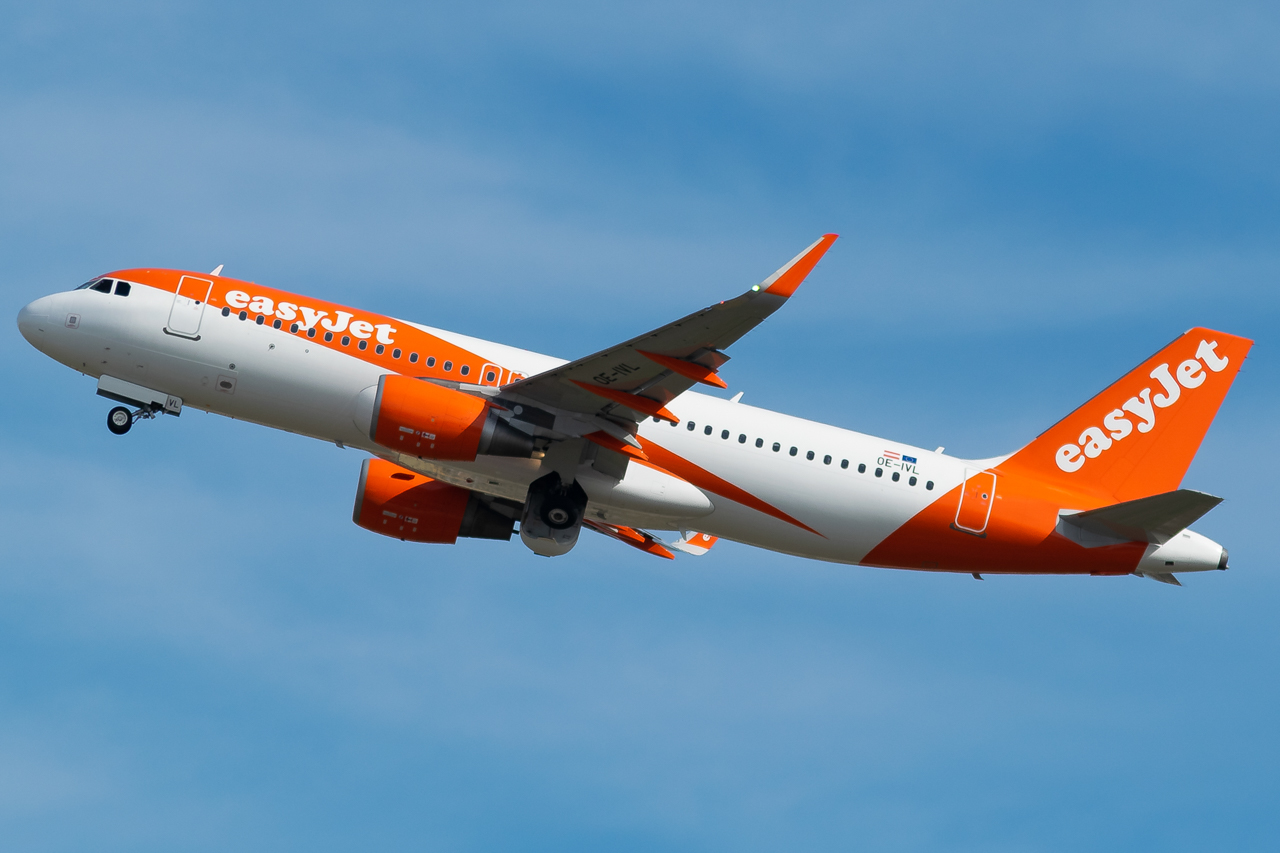 EZY A320 moments after taking off. @ Marco Macca / Travel Radar