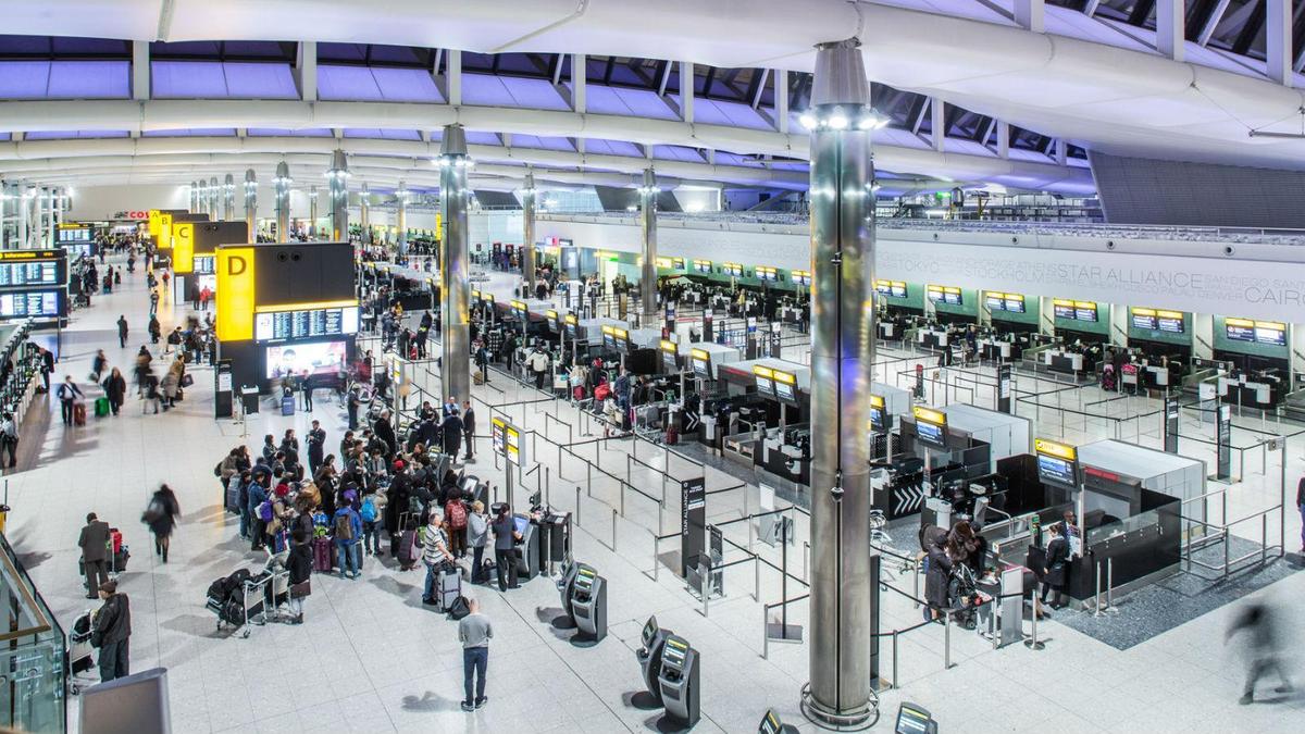 Heathrow terminal busy passengers