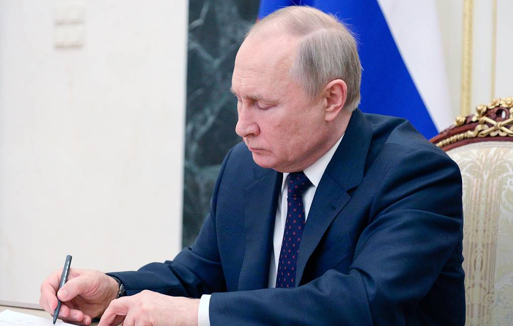 Putin signing Russian law