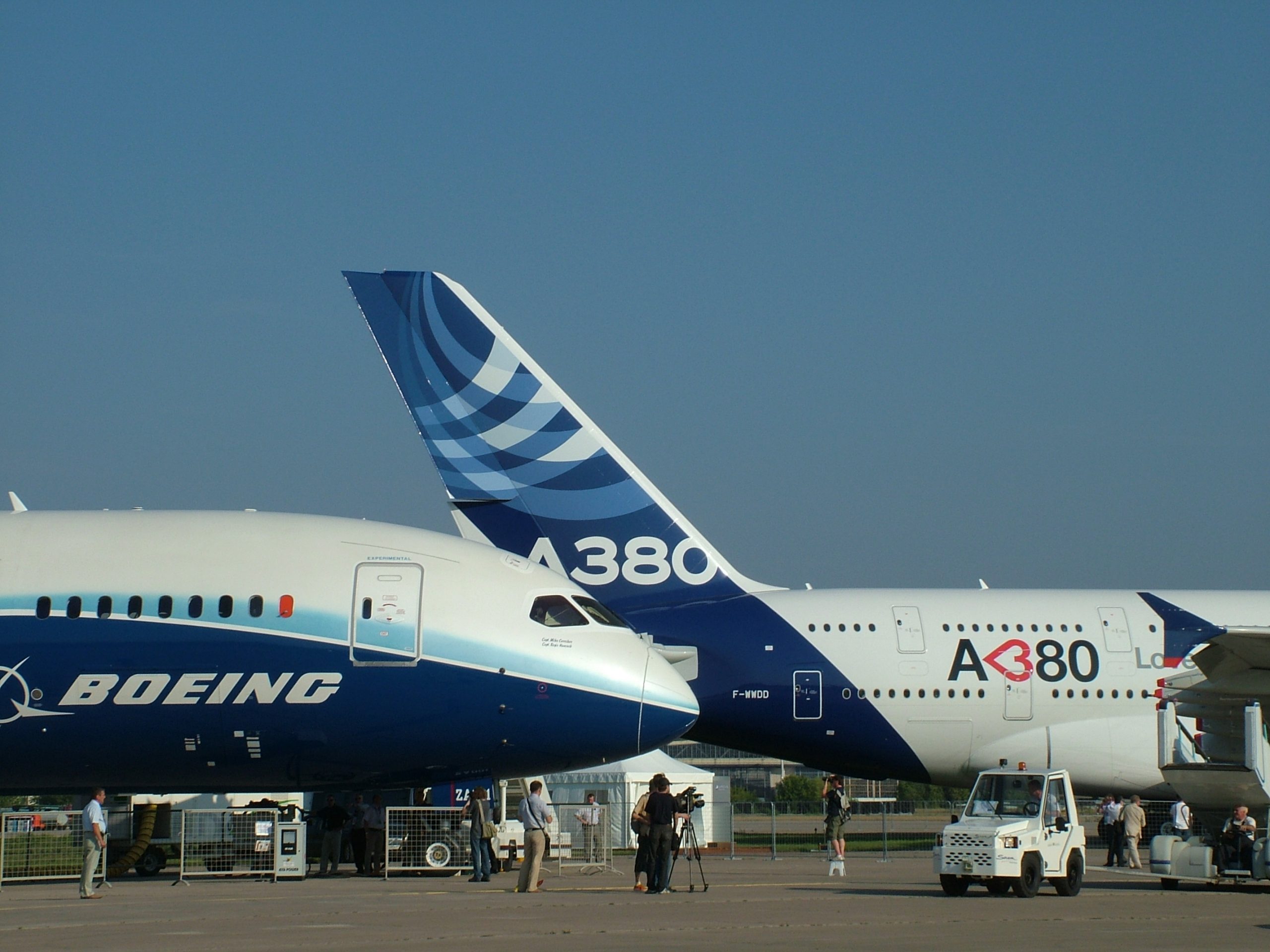 boeing 787 dreamliner and airbus a380