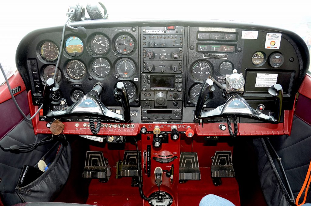 cockpit of cessna 172