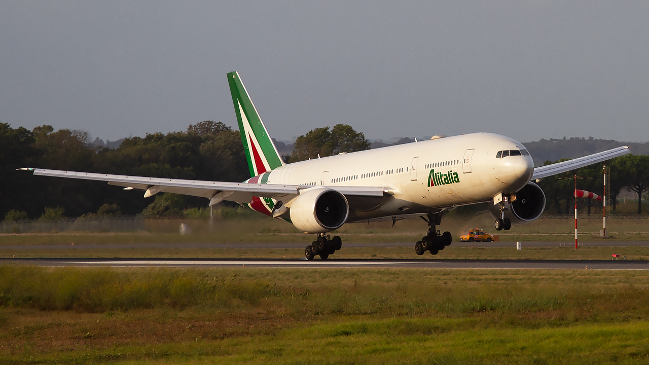 AZ B777 landing in Rome. @ Andrea Ongaro / Travel Radar