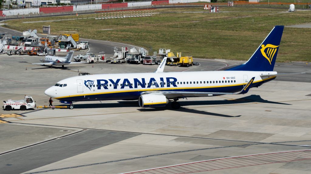 Ryanair boeing taxiing