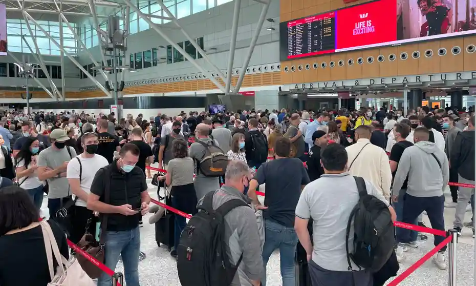 Queues at Sydney airport, Qantas struggling to find pilots