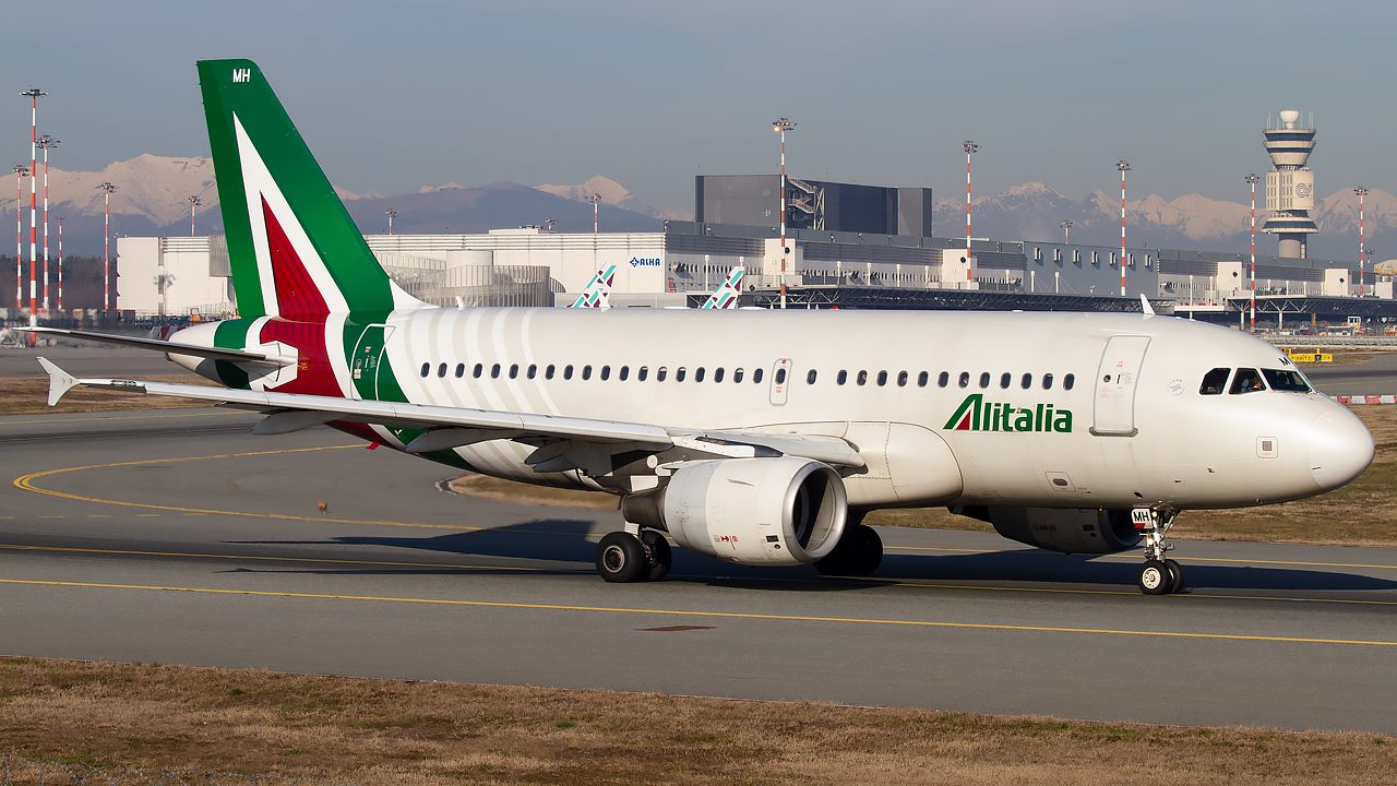 Alitalia A319 at MXP. @ Andrea Ongaro / Travel Radar