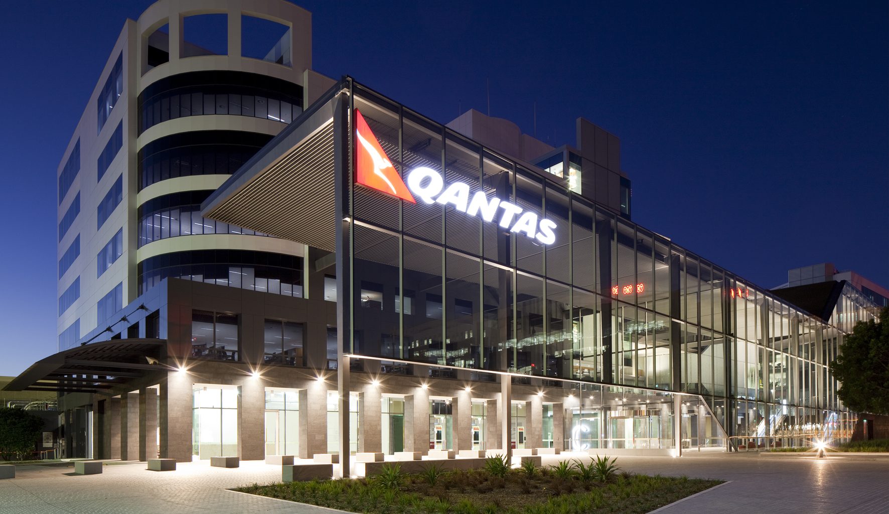 qantas call centres in crisis according to staff