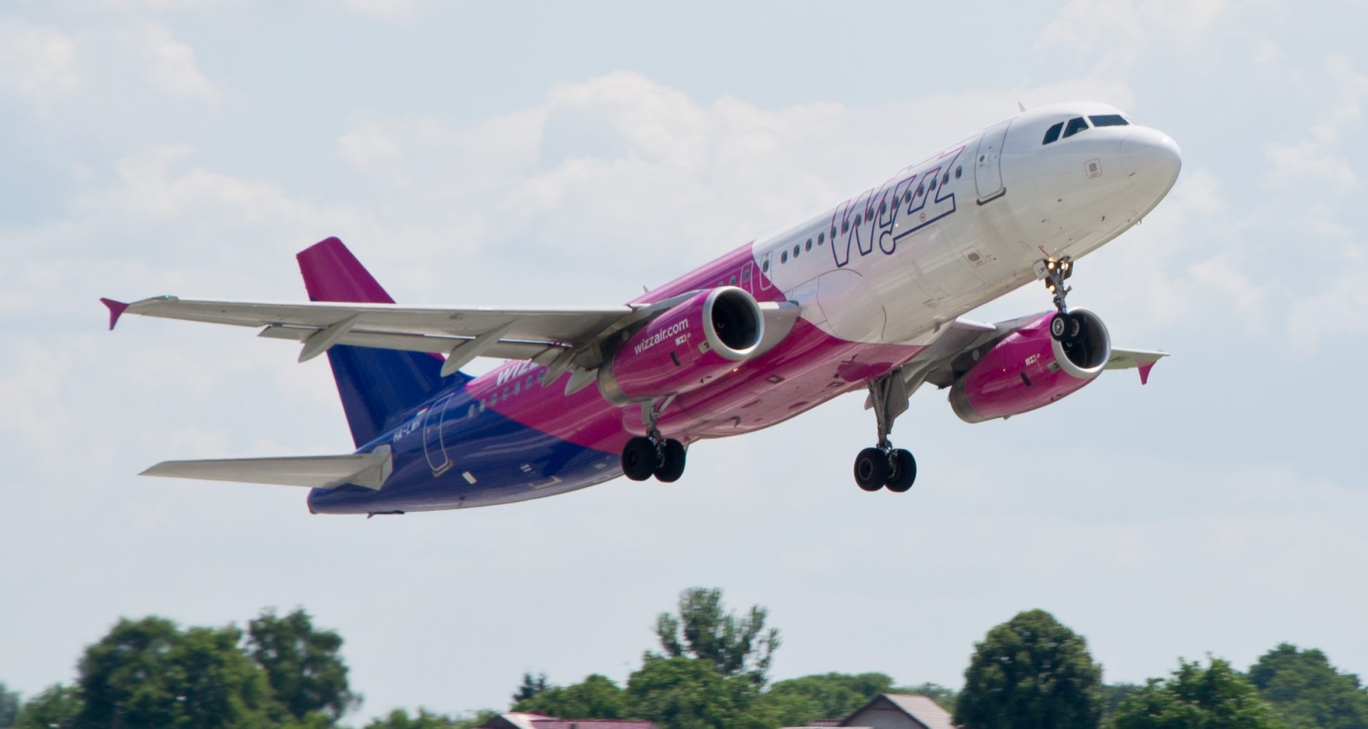 Wizz Air A320 taking off. @ Wizzairhungary / https://commons.wikimedia.org/wiki/File:Wizz_air_new_livery_aircraft.jpg