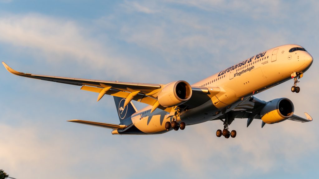 Lufthansa A350 moments before landing. @ Luke Sobiechowski / Travel Radar