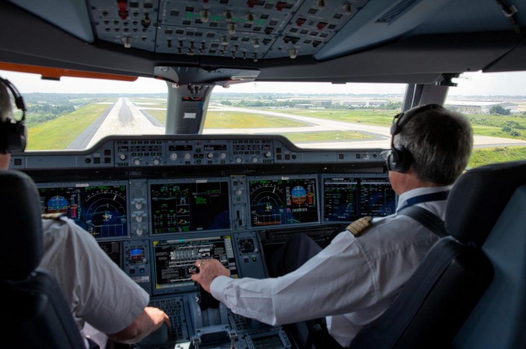 Airbus 350 cockpit approach, ITA sleeping pilot story