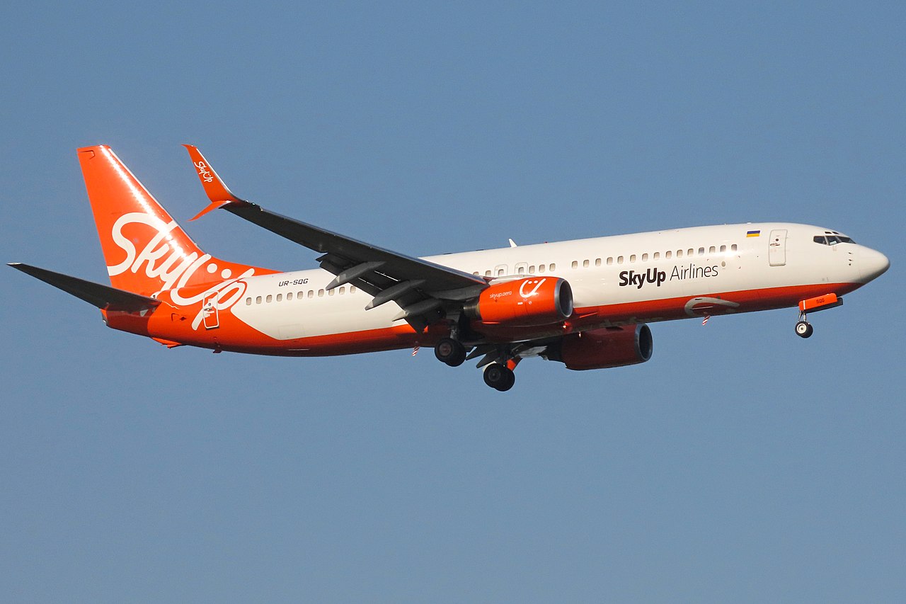 A SkyUp 737-800