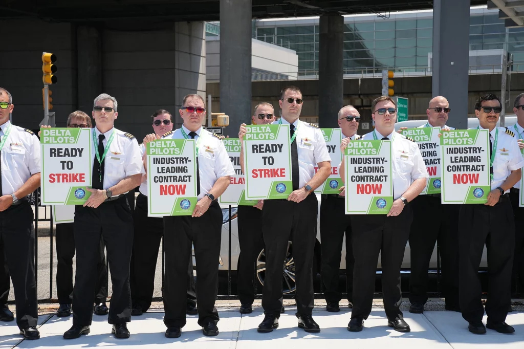 Delta Pilots picket