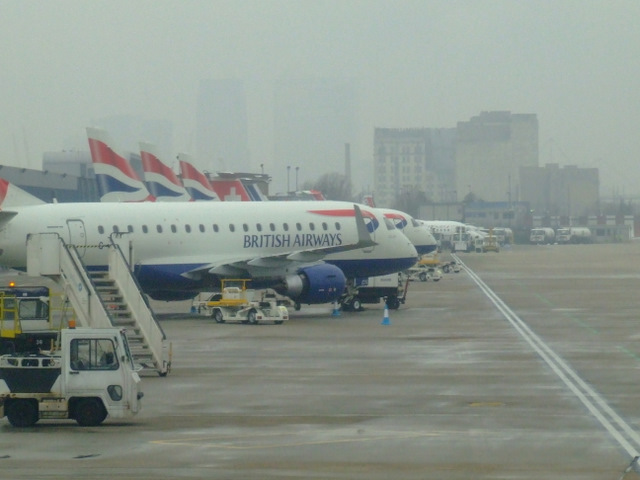 Heavy fog cancels flights: fog descends on London City Airport