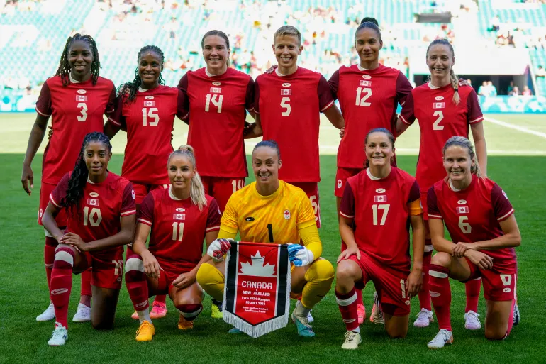 The Canadian women's football team, which is the reigning Olympic champion, defeated New Zealand 2-1 in its opening match.