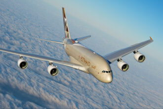 The Etihad Airways A380’s livery is inspired by traditional Emirati design patterns, the landscapes of the desert and the geometric shapes found in the modern architecture of Abu Dhabi