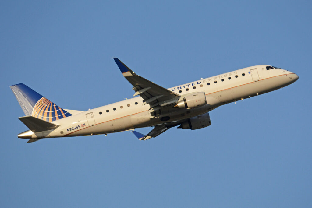 United Express Embraer 175 taking off