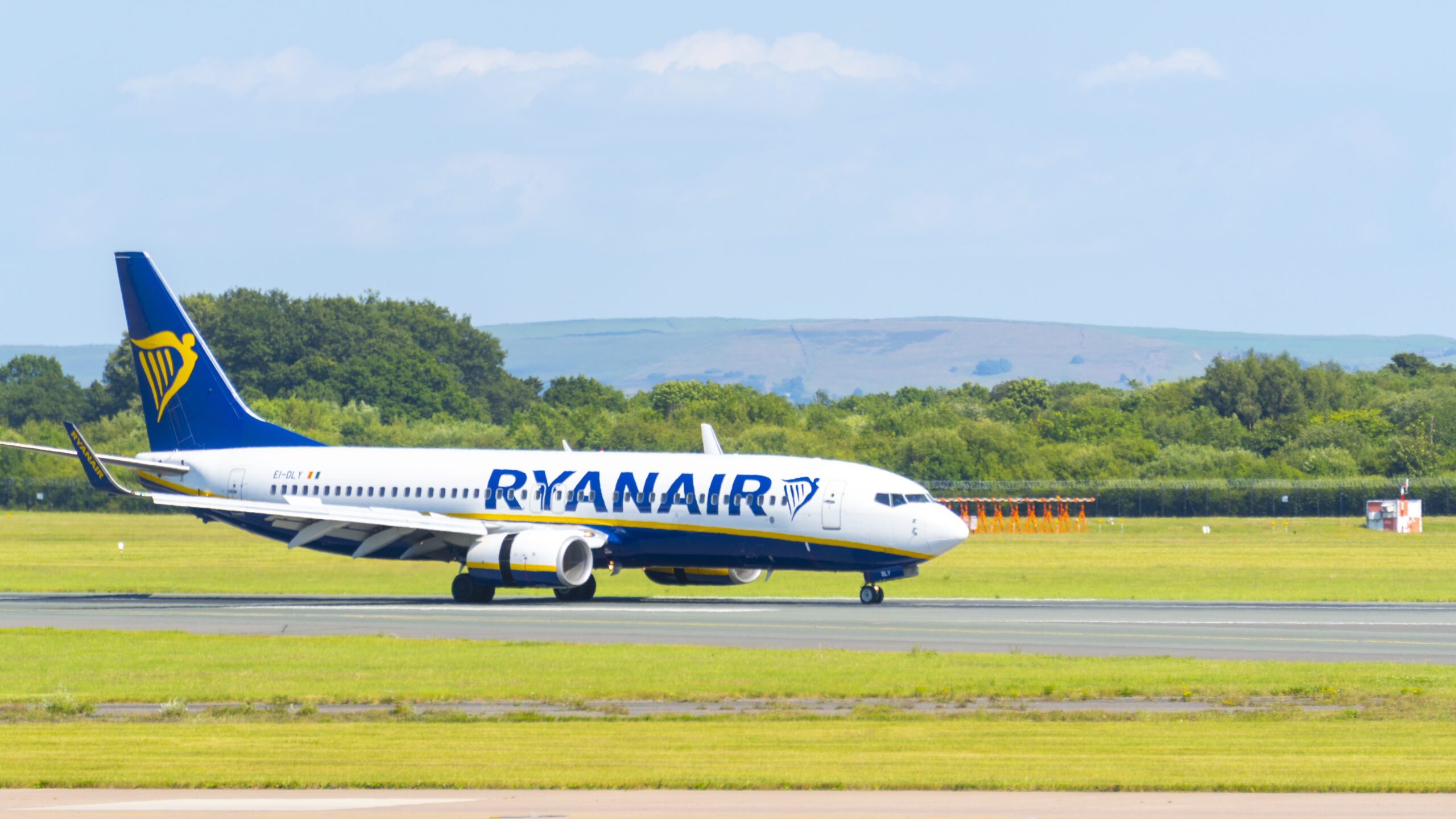 B738 ryanair plane landing on runway 