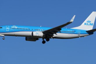 KLM 737 coming into land