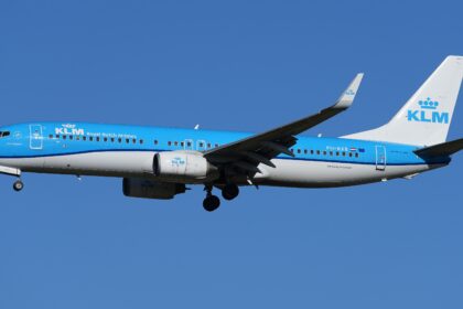 KLM 737 coming into land