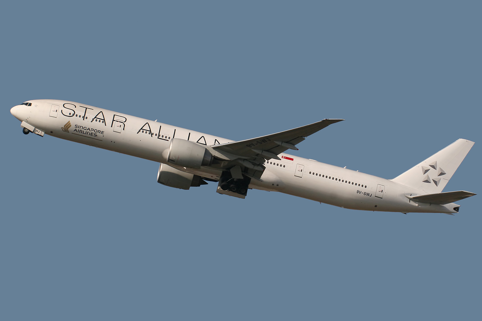 Singapore Airlines Boeing 777 in Star Alliance livery © Magic Aviation
