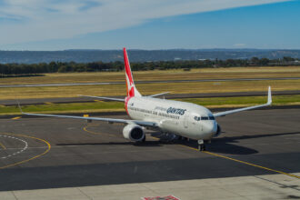 The image of Qantas B737-800 VH-VZO on the runway.