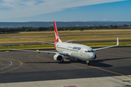 The image of Qantas B737-800 VH-VZO on the runway.