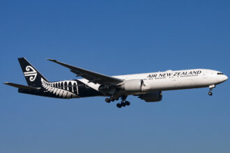 Air New Zealand | Boeing 777-319(ER) | ZK-OKS On approach to runway 09L at London Heathrow Airport