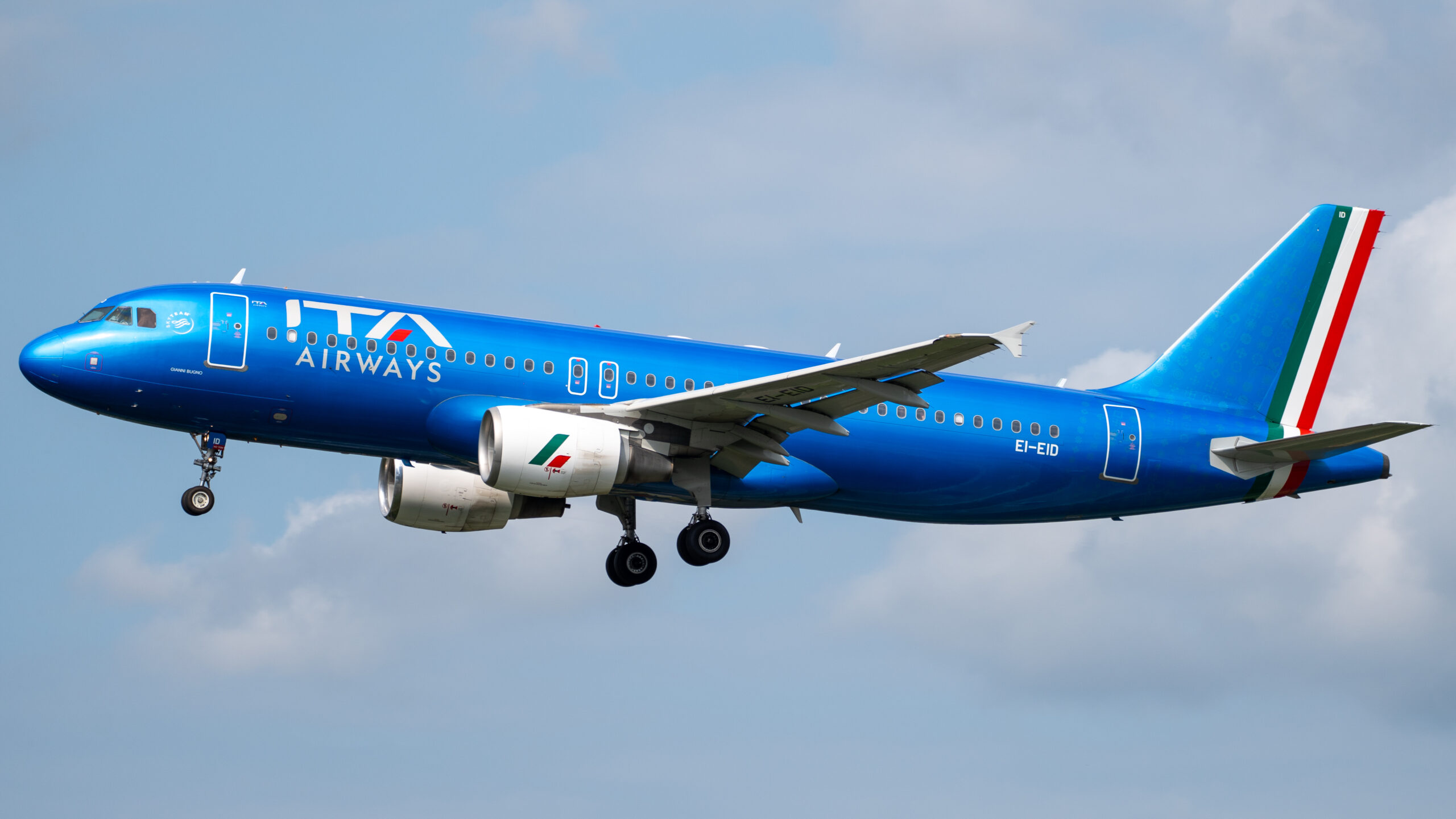 ITA A320 Landing at Hamburg Airport - 