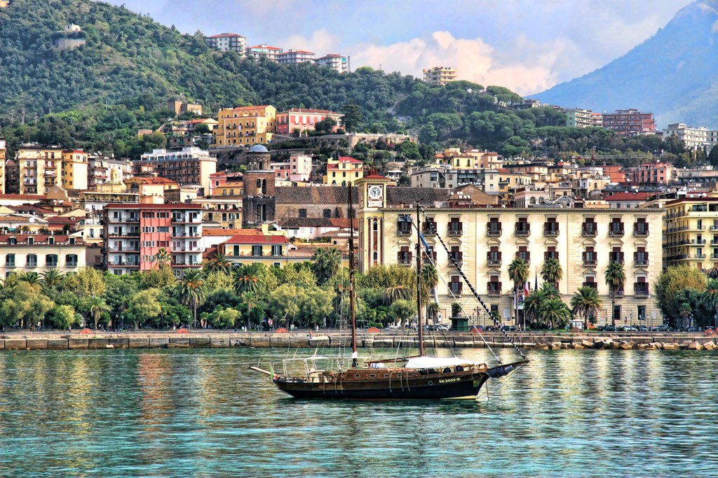 A picture of a boat sailing along Salerno dal Mare.