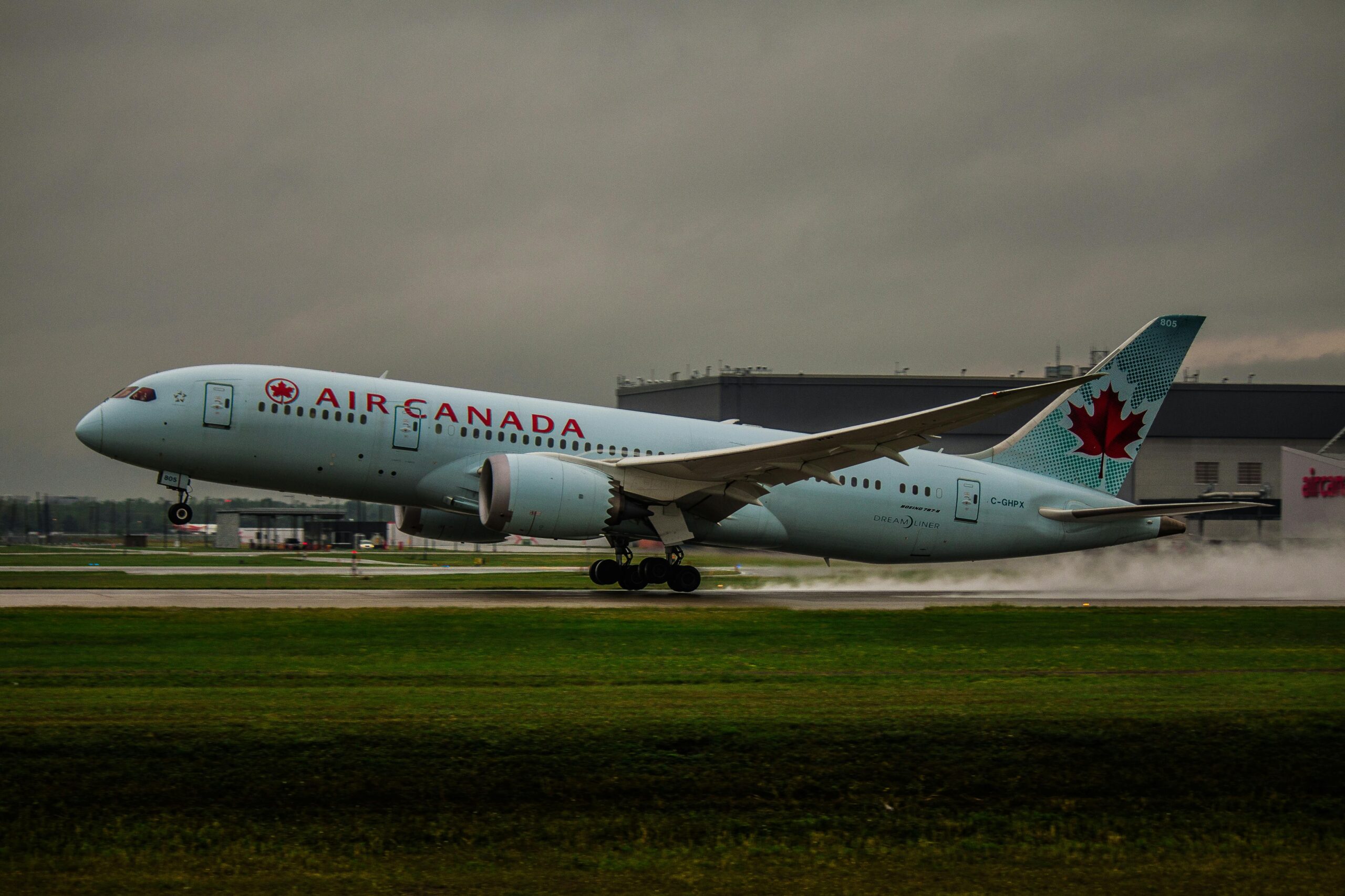 Air Canada Targets  Billion in Revenue: 2028 Growth Strategy