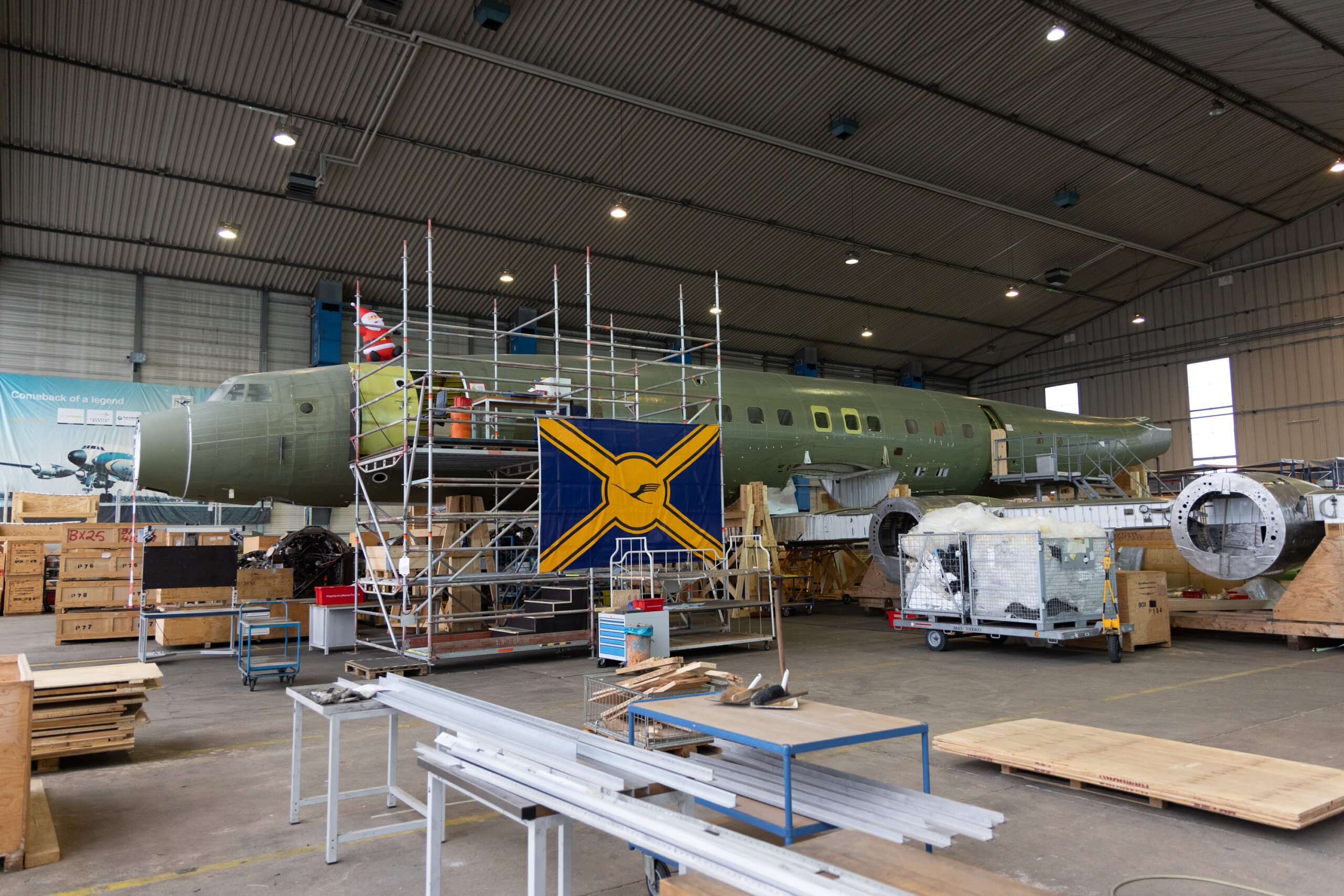 Construction of the Lockheed L-1649A in the hangar at Hambug.
