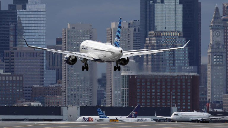 A JetBlue Airbus A320 aircraft taking off