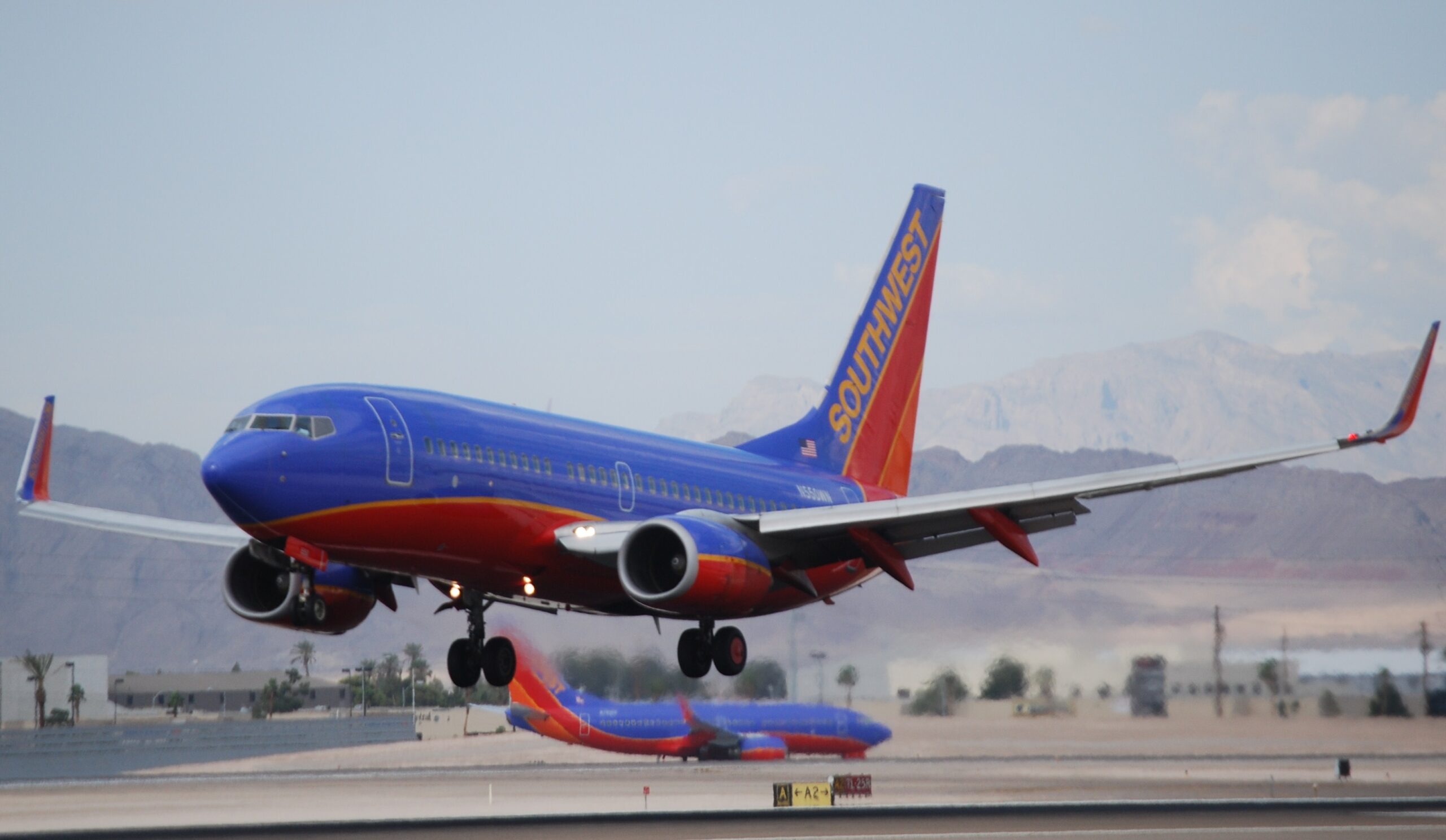 Boeing 737 (Southwest Airlines) landing