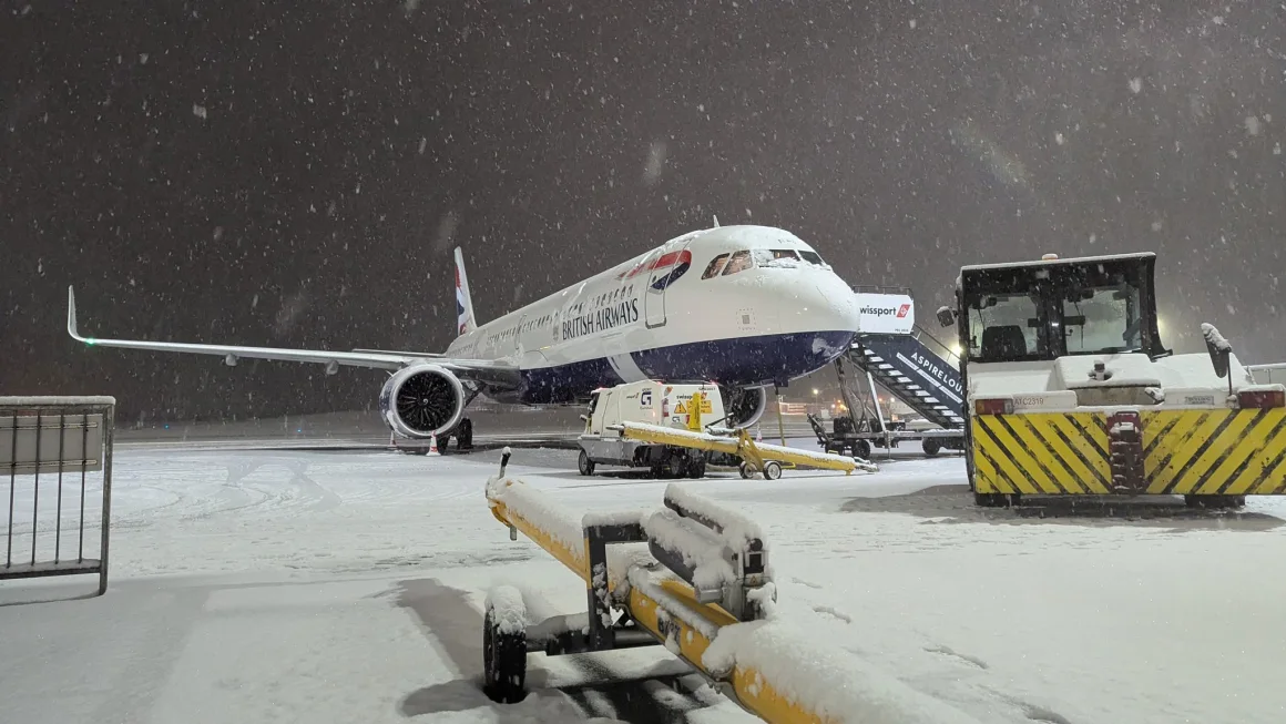 Ground crew working hard at Manchester airport to battle to winter conditions